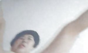 同性恋的家伙旁边的视频男裸女孩走